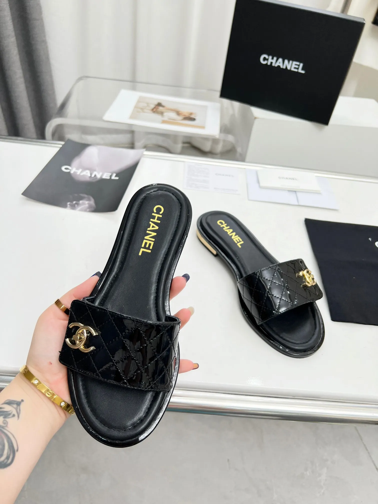 👟👟Ex-factory price 400👟👟 Genuine leather outsole Chanel24👟👟Ex-factory price Chanel 2024 spring and summer new Mier slippers, a summer must-have, goddess series, with the elegant and ladylike temperament of the Chan family, super durable and irresistible. The upper is made of original molded hardware buckles and electric embroidery, and the sheepskin lining is soft and comfortable. 🇮🇹 ▪️Size: 35-41